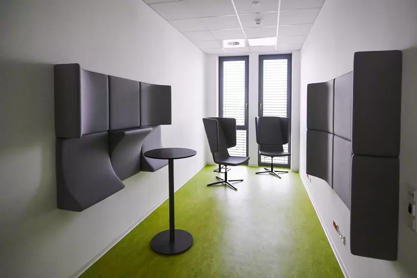 Zwischen den Büros sind offene Bereiche für Meetings eingebaut.