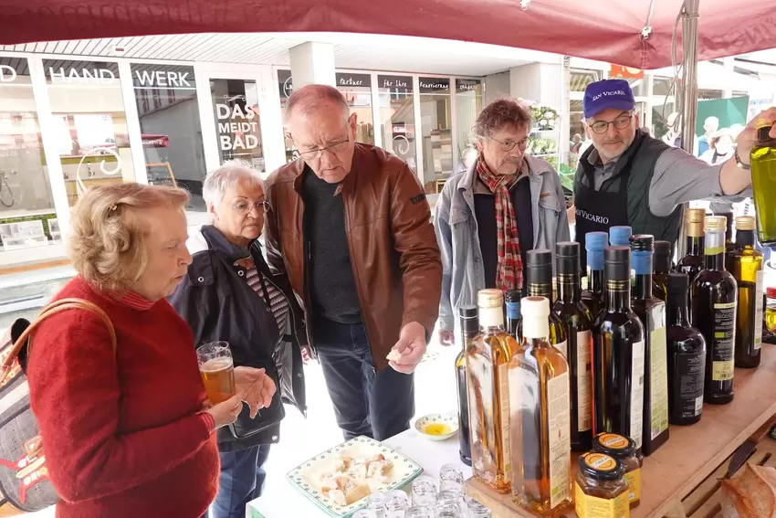 Ökotrophologe Lothar Wondrak (rechts) informiert an seinem Probierstand über Olivenöle.