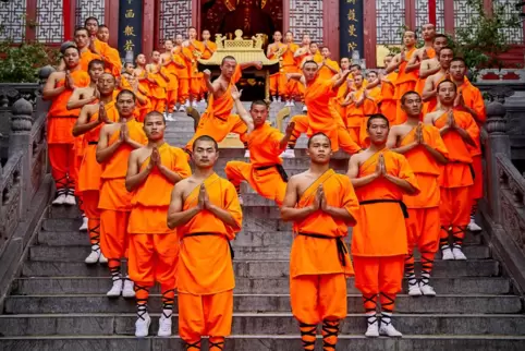 In auffällig orangefarbener Kleidung präsetieren die Shaolin-Mönche die fernöstliche Kampfkunst.