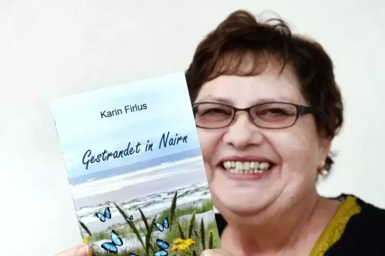 Karin Firlus mit einem ihrer Romane. 