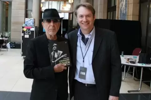 Leonard Cohen (links) bei einer der vielen Begegnungen mit dem Zweibrücker Autor Christof Graf.