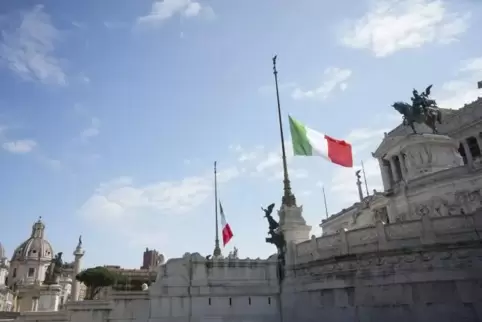 Zum Gedenken an die Opfer des Coronavirus sind die Fahnen am Dienstag in ganz Italien und somit auch an dem Denkmal für den Unbe