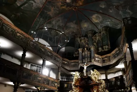 Das Gehäuse ist noch von 1716: die Orgel über dem Altar in der Dreifaltigkeitskirche. 