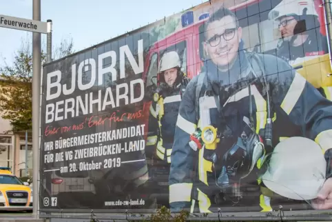Die Verbandsgemeinde hatte Björn Bernhard verboten, die Feuerwehr für Wahlwerbung einzuspannen. Bernhard entgegnete, er zeige hi