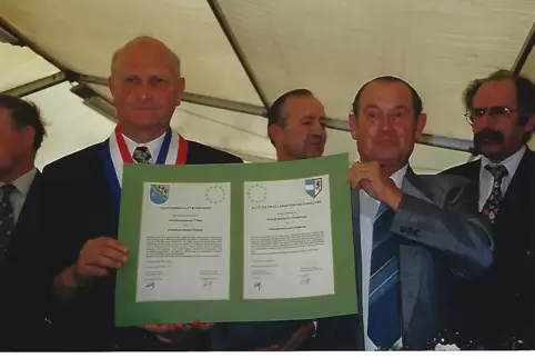 Bei der Unterzeichnung der Partnerschaftsurkunde im Jahr 1997: der elsässischen Bürgermeister Gérard Wehrung (links) und Waldham