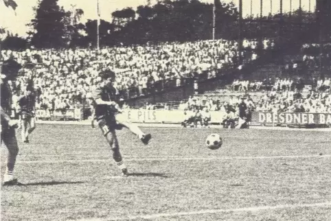 Im voll besetzten Ruhrstadion trifft Altrips Linksaußen Kurt Böhm 1970 im A-Jugend-Finale gegen Hertha Zehlendorf zum 2:0. 