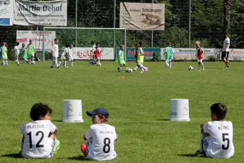 Über 100 Kinder trainieren im Sondernheimer Fußballcamp. 