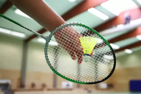 Die Badmintonspieler in Hütschenhausen trainieren schon wieder. VIele Sporthallen im Kreis öffenen jedoch erst nächste Woche wie