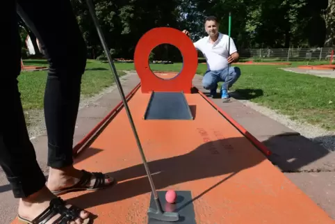 Verspäteter Start: Minigolf im Domgarten.