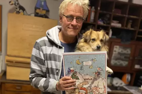 Xaver Mayer mit dem neuen Kalender und seinem Hund Freddy. 