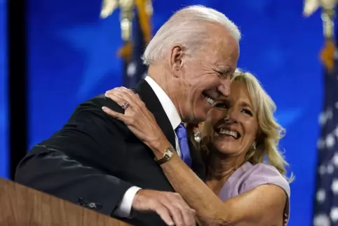 Joe Biden, hier mit seiner Frau Jill, kann feiern, steht aber vor politischen Aufgaben, die schwieriger kaum sein könnten.