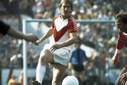 Hans-Günter Neues (hier für Essen beim 3:3 gegen Bayern München in der Saison 1975/1976, rechts Franz Roth) war erst Spieler, sp