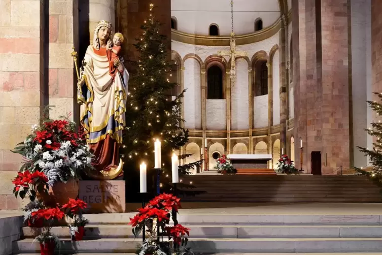 Der weihnachtlich geschmückte Dom mit der Marien-Statue: Dort wird in diesem Jahr anders gefeiert.