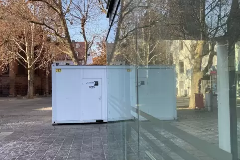Für Markt- und Innenstadtbesucher offen: Toilettencontainer am Stiftsplatz. 
