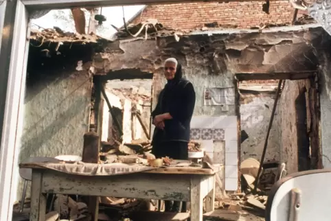 Das Leiden der Zivilbevölkerung: Eine Frau im Oktober 1991 in ihrem zerstörten Haus nahe der kroatischen Stadt Vukovar. 