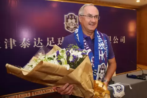 Uli Stielike im Jahr 2017 nach einer Pressekonferenz, in der er als neuer Trainer von Tianjin Teda vorgestellt wurde.
