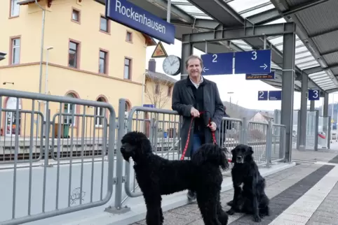 Zwei Dinge, die Michael Vettermann am Herzen liegen: der Spaziergang mit seinen Hunden Merlin (links) und Lilli sowie der Rocken