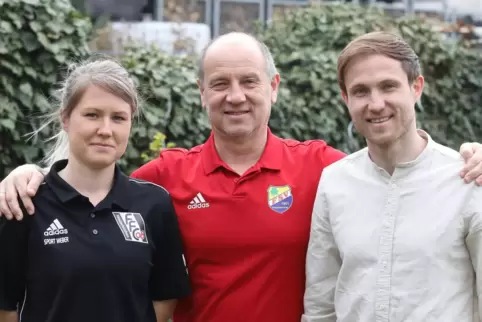 Slawomir Stulin (Mitte) lehnte Angebote polnischer Vereine ab, weil sich seine Tochter Natalie und sein Sohn Alan in Deutschland