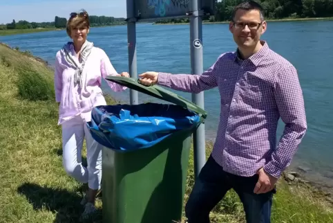 Freuen sich über den neuen Mülleimer: Sabine Ross und Axel S. Sonntag von der CDU. 