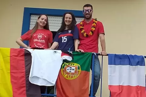 Joana und Margarida Weber sowie Alexandre vor dem Spiel der deutschen Mannschaft gegen Portugal. 