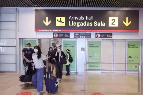 Reisende im Flughafen Madrid Barajas Adolfo Suarez. Wer von dort abfliegt, kommt für deutsche Behörden ab Sonntag aus einem Risi