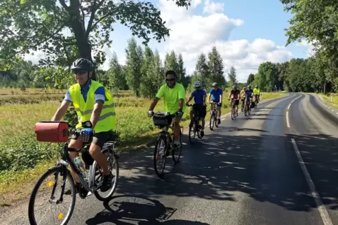Valdo Janes führt die pfälzisch-estnische Fahrradgruppe bei der Fahrt durch den Landkreis Rapla an.