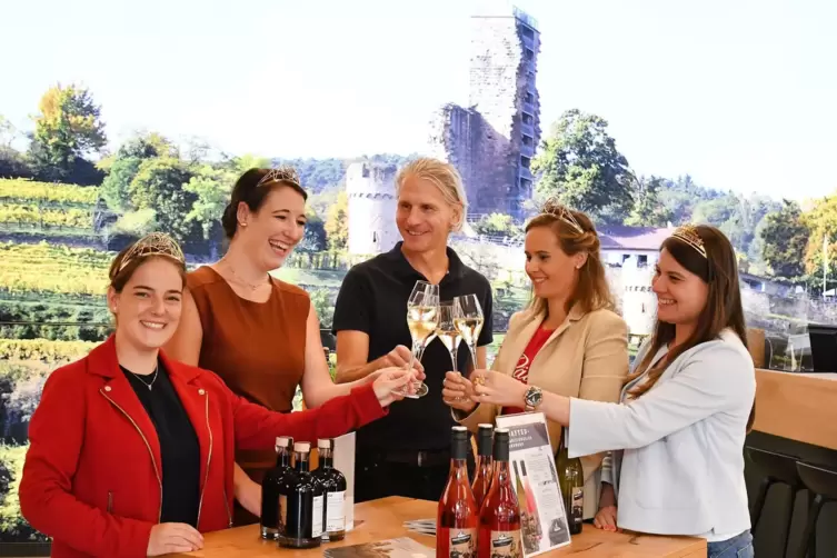 Weinland-Geschäftsführer Albert Kallfelz inmitten des royalen Besuchs in Wachenheim (von links): die Deutsche Weinkönigin Eva La
