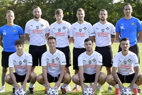 Die Neuzugänge des FC Arminia Ludwigshafen: (hinten von links) Co-Trainer Philipp Stiller, Fabian Herchenhan, Maximilian Heinl, 