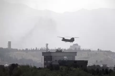 Wie einst in Vietnam: Ein Hubschrauber der USA von Typ Chinook fliegt am Sonntag über der US-Botschaft in Kabul.