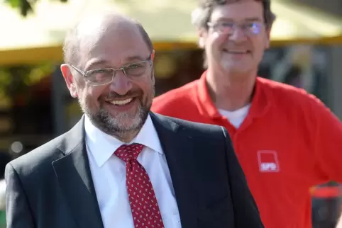 Sieht soziale Gerechtigkeit als wichtigstes Thema im Wahlkampf: Martin Schulz. Im Hintergrund der Haßlocher SPD-Vorsitzende Thom