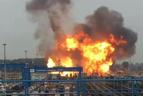 Die Explosion im Landeshafen Nord löste am 17. Oktober 2016 einen mehr als zehn Stunden andauernden Brand aus. Die Rauchwolken w