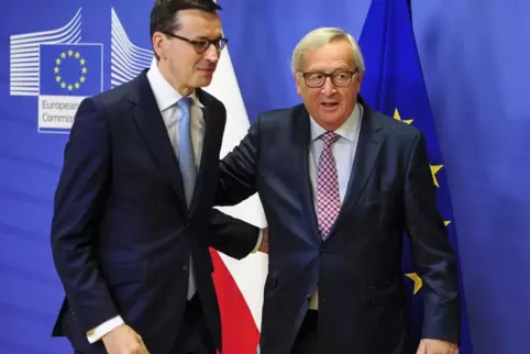 Hat schon so manchen Strauß mit der EU ausgefochten: Polens Ministerpräsident Mateusz Morawiecki (links) und der damalige EU-Kom