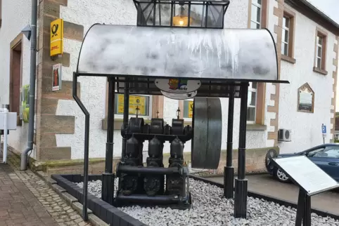 Die historische Pumpe, die seit 1927 auf der Kneispermühle 59 Jahre lang Wasser förderte, steht jetzt in Wallhalben. 