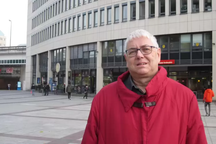 Manfred Dechert, hier auf dem Berliner Platz in der Stadtmitte, fehlt in Ludwigshafen ein Ort, an dem sich Gleichgesinnte treffe