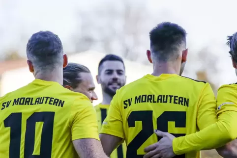 Morlautern feiert den Treffer zum 1:0 gegen FK Pirmasens II.