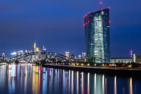 Die Anzeichen mehren sich, dass die Europäische Zentralbank ihren zinspolitischen Kurs ändert.