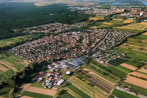 Aus der Luft: die Ortsgemeinde Dudenhofen. 