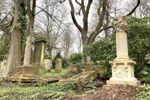 Ein Glücksfall von Friedhof: Kunstvolle Steine, ein erfahrener Steinmetz und viele Spender und Interessierte. Die Sanierung der 