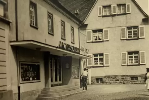 Aufnahme aus dem Jahr 1958: Das Rockenhausener Kino „Lichtspiele“ lockte zur damaligen Zeit Woche für Woche hunderte Besucher an