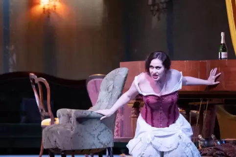 Szene aus der Oper „Pique Dame“: Lisa (Elena Stikhina) erwartet Hermann. 