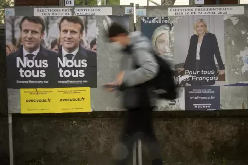 Wahlkampfplakate für Macron und Le Pen.