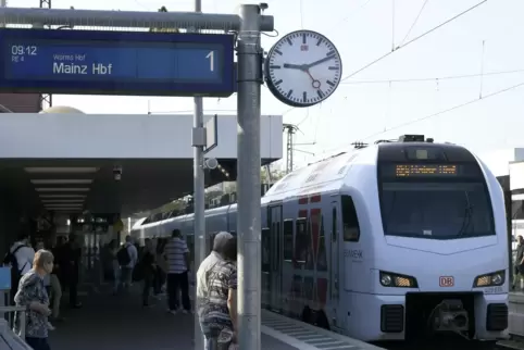 Von Frankenthal gibt es stündlich einen schnellen Regional-Express nach Mainz. Die meisten dieser Züge fahren dann weiter über d