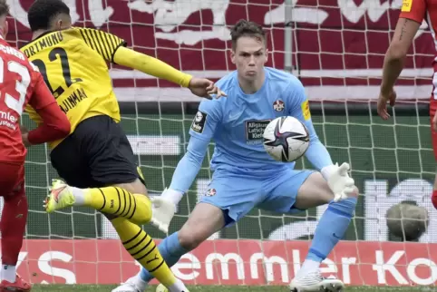 Gedankenschnell: FCK-Torwart Matheo Raab pariert gegen Justin Njinmah, Borussia Dortmund II.