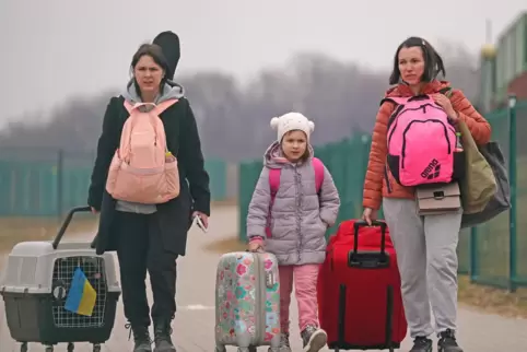 Kehren ihrer Heimat aufgrund des Kriegs den Rücken: ukrainische Flüchtlinge – überwiegend Frauen, weil ein Großteil der Männer g