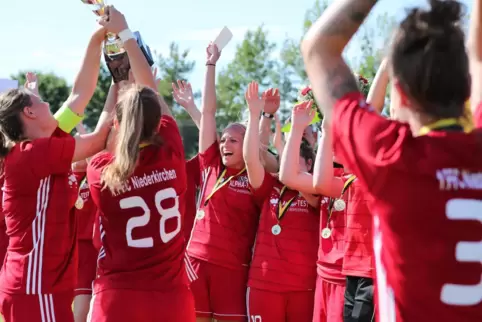 Die Fußballerinnen des 1. FFC Niederkirchen feiern ihren Sieg im Verbandspokal. 