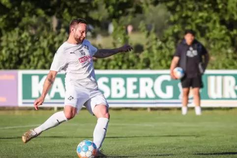Der Elferschütze: Fabian Herchenhan vollstreckt gegen SV Gonsenheim zum 1:1.