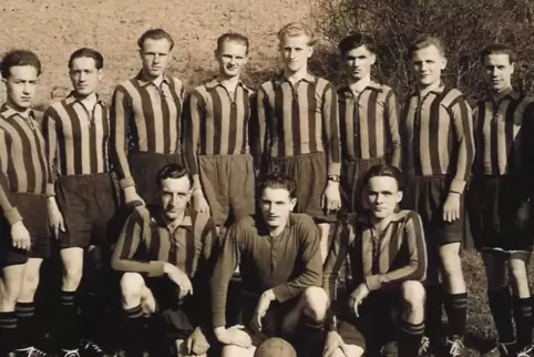 Ein Foto der Spielgemeinschaft Altenkirchen-Dittweiler aus der Saison 1953/1954. 