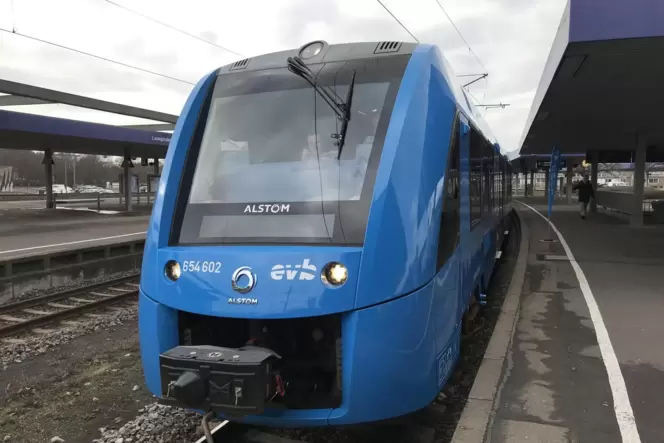 Der Wasserstoffzug I-Lint (hier im Januar 2019 in Ludwigshafen) hat sich im Wettbewerb mit Akku-Hybrid-Fahrzeugen bisher nirgend