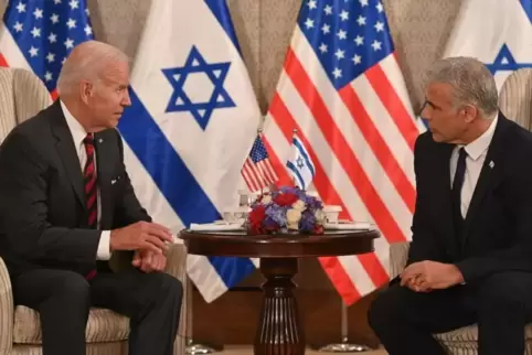 Seine Nahost-Reise begann Joe Biden in Israel: im Gespräch mit Jair Lapid (rechts), Außenminister von Israel. 