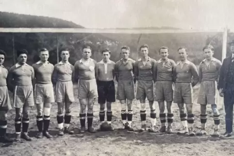 Die Meistermannschaft 1937 des FC Fischbach stieg in die Bezirksliga auf: (von links) Karl Eichenlaub, Georg Mosberger, August L